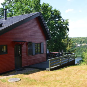 01 Bryrup - Huset med udsigt over søen og Bryrup by.